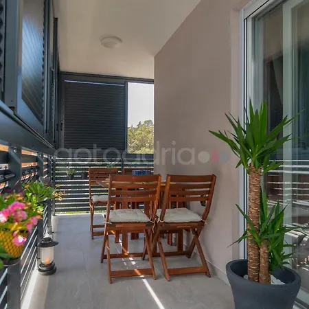 Luxury Designed Apt Osejava - Free Beach Parking & Garage Apartment *
